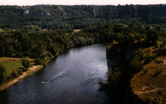Blick von einem Aussichtspunkt auf den Fluss