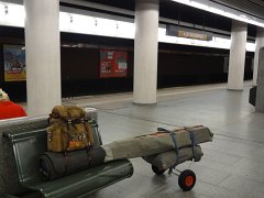 Faltbootwagen und Rucksack in einer U-Bahnstation von Wien