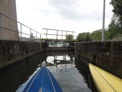 Blick aus der Sportbootschleuse flussabwärts