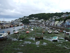 Bei Niedrigwasser läuft der Hafen von Looe fast leer