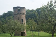 Obstgarten mit altem Gemäuer an der Badischen Weinstraße